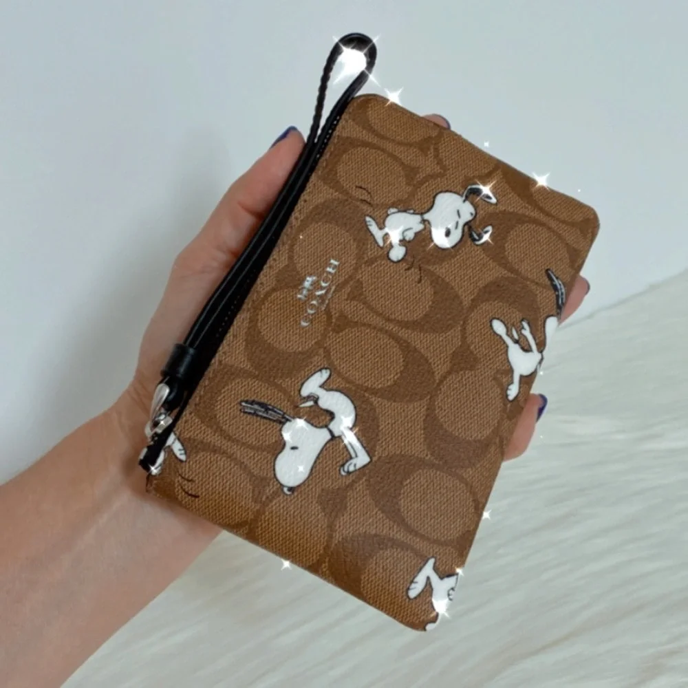 New💃Coach Coach X Peanuts Corner Zip Wristlet In Signature Canvas With Snoopy - Picture 2 of 8